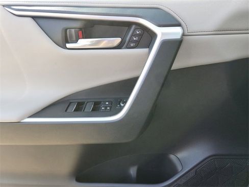 Used 2019 Toyota RAV4 Limited image 27