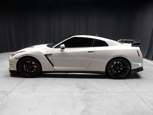 Used 2015 Nissan GT-R Premium AWD/4WD image 11