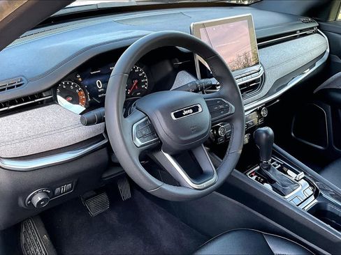 Used 2024 Jeep Compass Latitude image 32