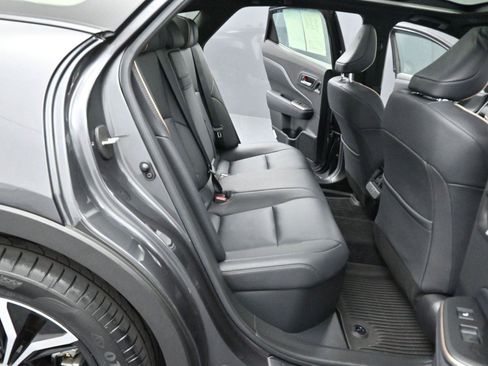 Used 2023 Toyota Crown Limited image 34