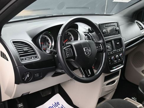 Used 2017 Dodge Grand Caravan SE image 17