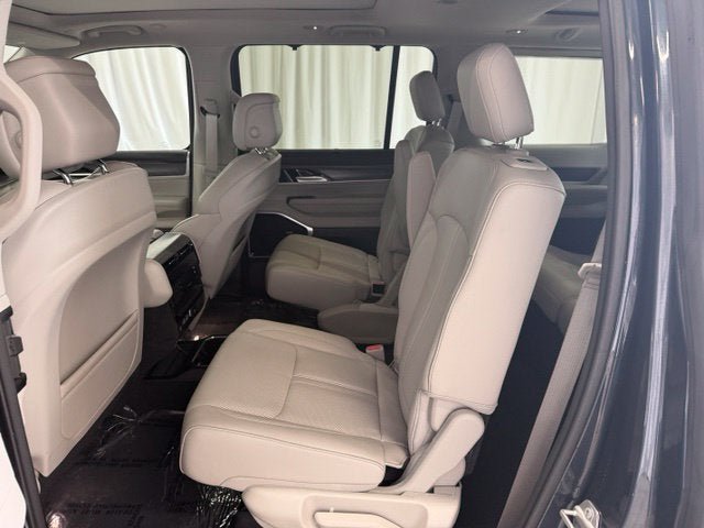 Used 2024 Jeep Wagoneer Series III w/ Premium Group I AWD/4WD image 19