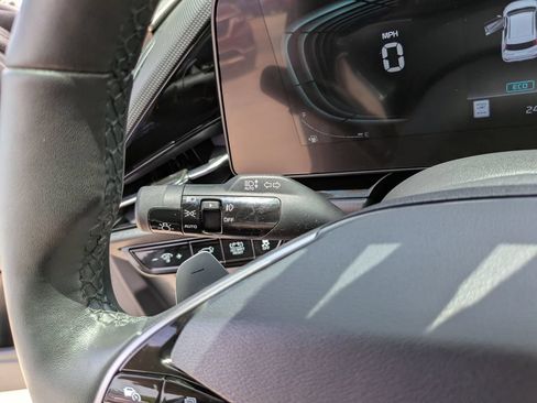 Certified 2024 Kia Niro FWD image 33