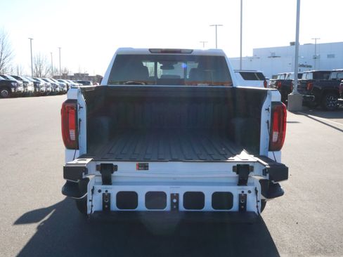 New 2026 GMC Sierra 1500 SLT image 16