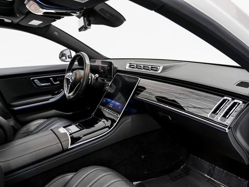 Used 2022 Mercedes-Benz S 500 4MATIC w/ AMG Line Package image 12