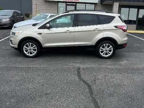 Used 2018 Ford Escape SE w/ Ford Safe & Smart Package AWD/4WD image 2