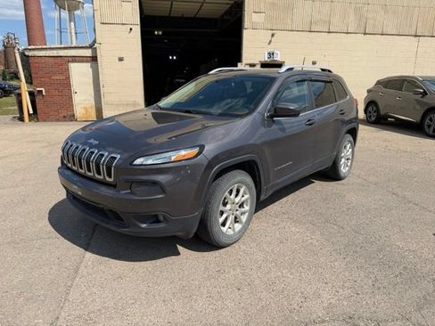 Used 2018 Jeep Cherokee Latitude w/ Cold Weather Group AWD/4WD image 1