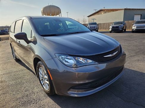 Used 2023 Chrysler Voyager LX image 11