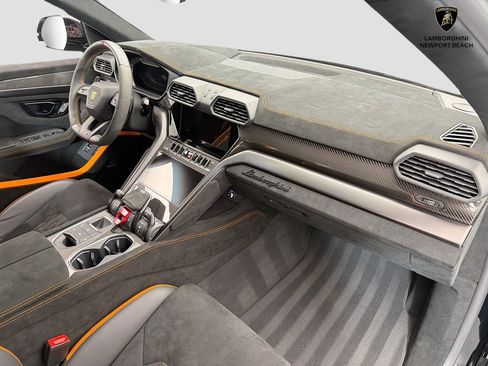 Used 2024 Lamborghini Urus Performante AWD/4WD image 57