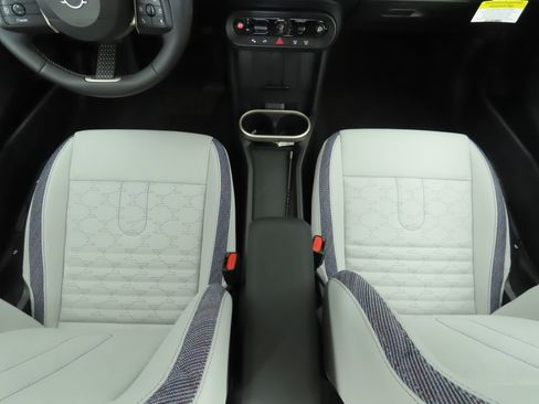 Used 2025 MINI Cooper 4-Door Hardtop image 19