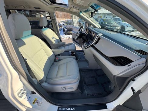 Used 2017 Toyota Sienna XLE image 21