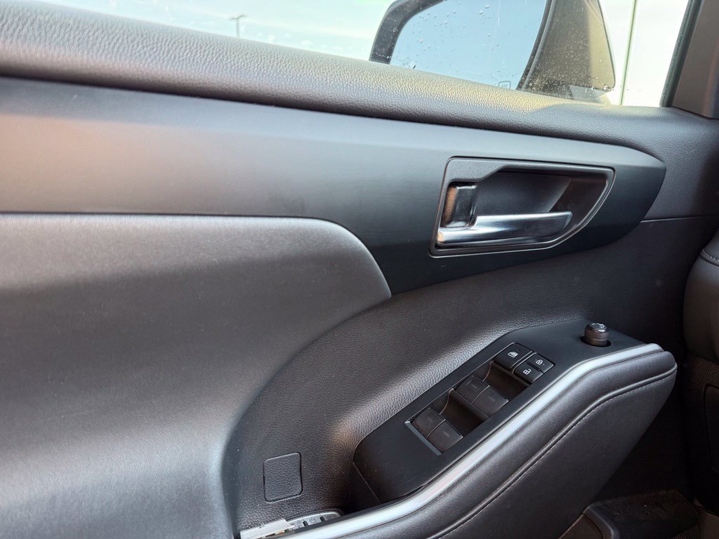 Used 2021 Toyota Highlander XSE FWD image 11