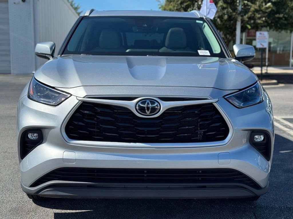 Used 2023 Toyota Highlander XLE FWD image 4