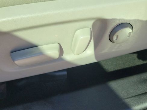 Used 2015 Toyota Highlander XLE image 25