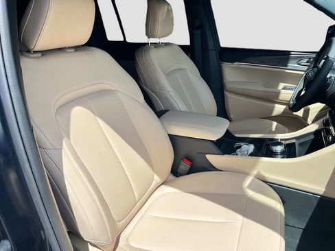 Used 2024 Jeep Grand Cherokee Limited AWD/4WD image 27