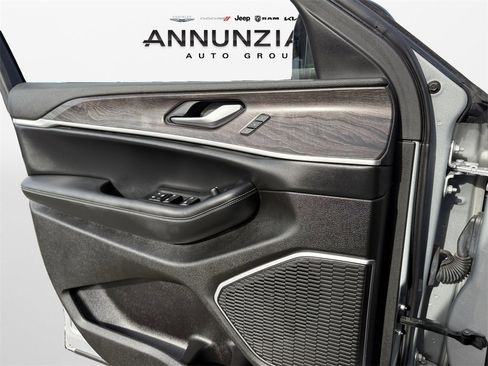 Used 2022 Jeep Grand Cherokee Limited image 27