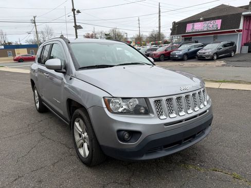 Used 2017 Jeep Compass Latitude AWD/4WD image 2