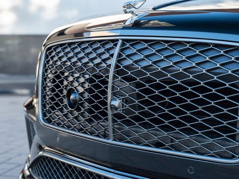 Used 2025 Bentley Flying Spur Plug-In Hybrid AWD/4WD image 9