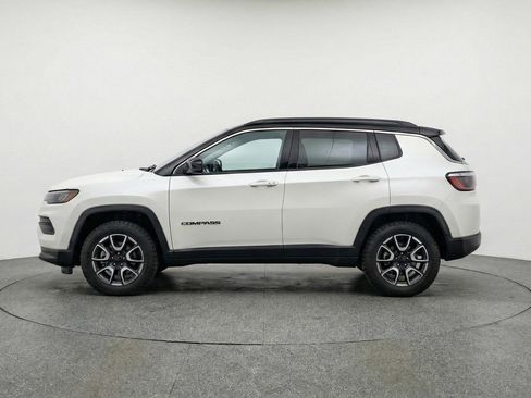 Used 2025 Jeep Compass Trailhawk image 4