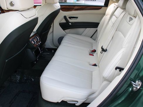 Used 2019 Bentley Bentayga AWD/4WD image 18