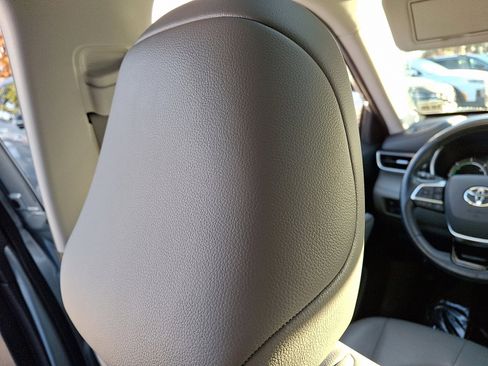 Used 2020 Toyota Highlander XLE image 13