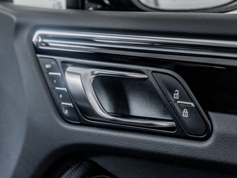 Certified 2025 Porsche Macan image 30