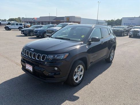 Used 2024 Jeep Compass Latitude AWD/4WD image 2