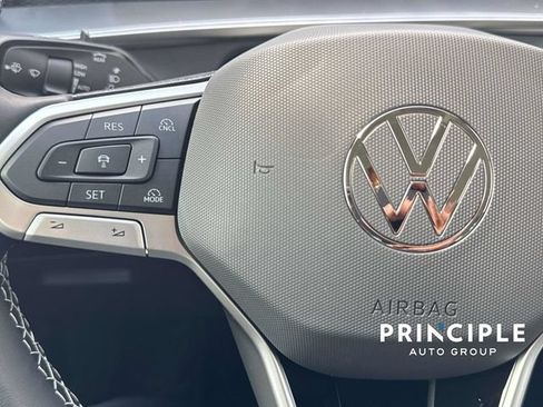 Used 2025 Volkswagen Tiguan SE FWD image 25