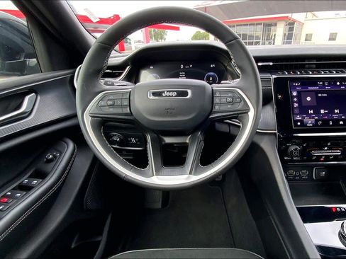 Used 2025 Jeep Grand Cherokee Altitude AWD/4WD image 6