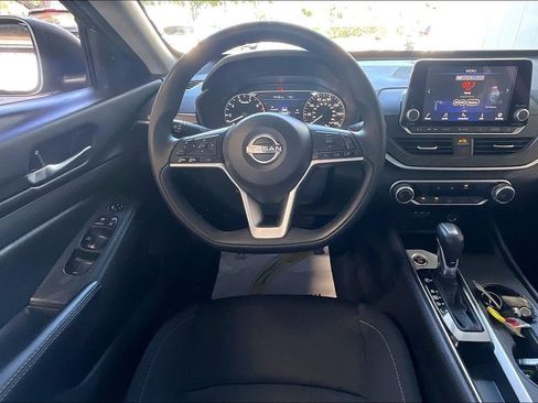 Used 2025 Nissan Altima 2.5 SV FWD image 5