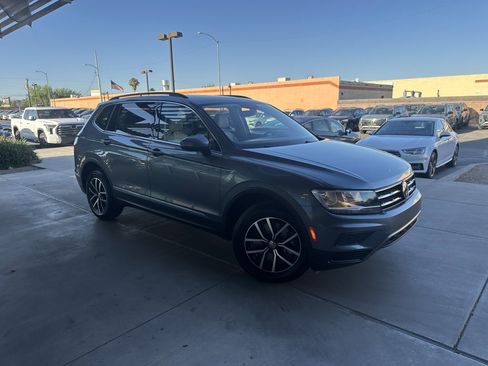 Used 2021 Volkswagen Tiguan SE w/ Panoramic Sunroof Package FWD image 5