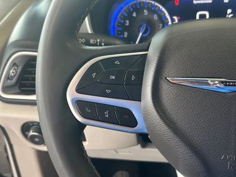 Used 2024 Chrysler Pacifica Touring-L image 38