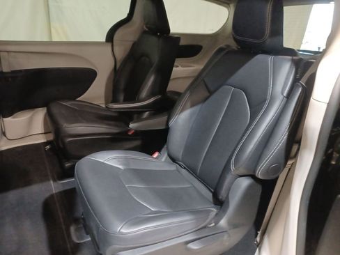 Used 2024 Chrysler Pacifica Select image 24