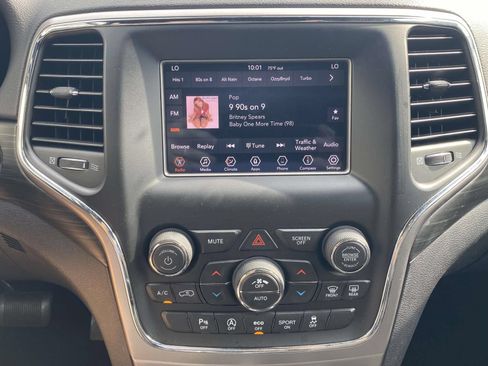 Used 2019 Jeep Grand Cherokee Laredo RWD image 25