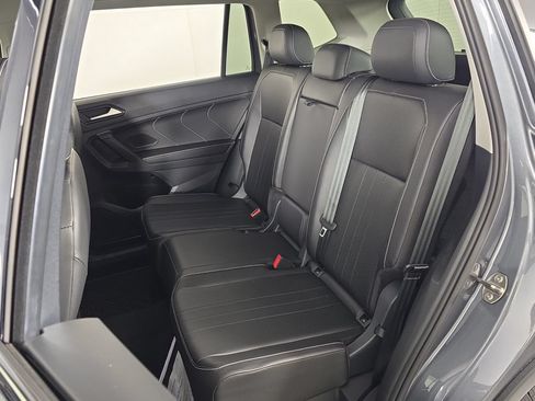 Used 2024 Volkswagen Tiguan SE w/ Panoramic Sunroof Package AWD/4WD image 26