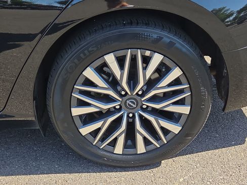 Used 2025 Nissan Altima 2.5 SV FWD image 16