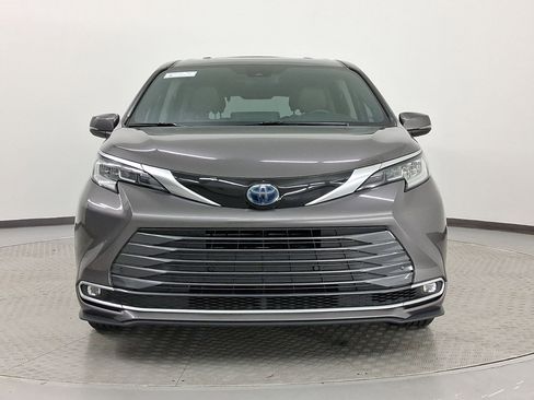 Used 2021 Toyota Sienna Limited image 6
