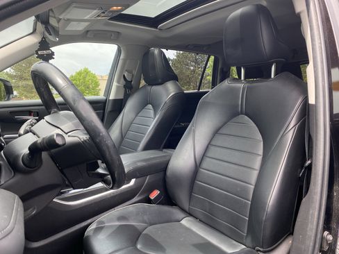 Used 2022 Toyota Highlander XLE image 7