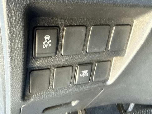 Used 2020 Nissan Pathfinder S image 18