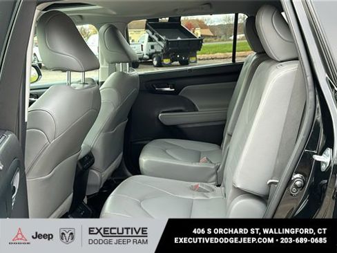 Used 2022 Toyota Highlander XLE image 24