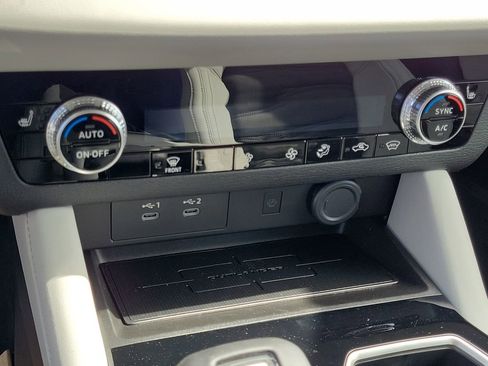 New 2025 Mitsubishi Outlander SE image 18