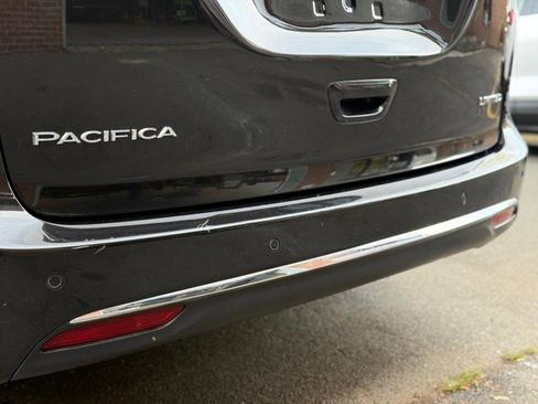 Used 2019 Chrysler Pacifica Limited image 16