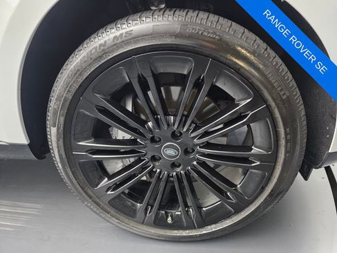 Used 2025 Land Rover Range Rover SE AWD/4WD image 17