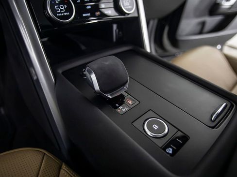 Used 2025 Land Rover Discovery Dynamic SE image 38