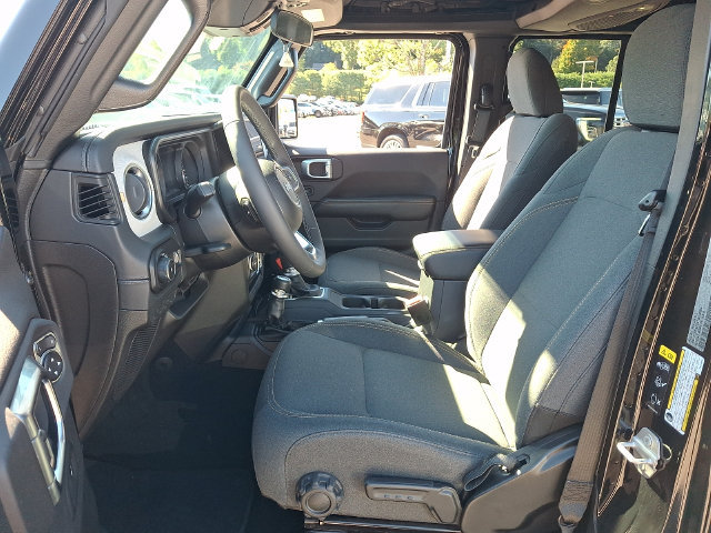 Used 2026 Jeep Wrangler Unlimited Sahara AWD/4WD image 2