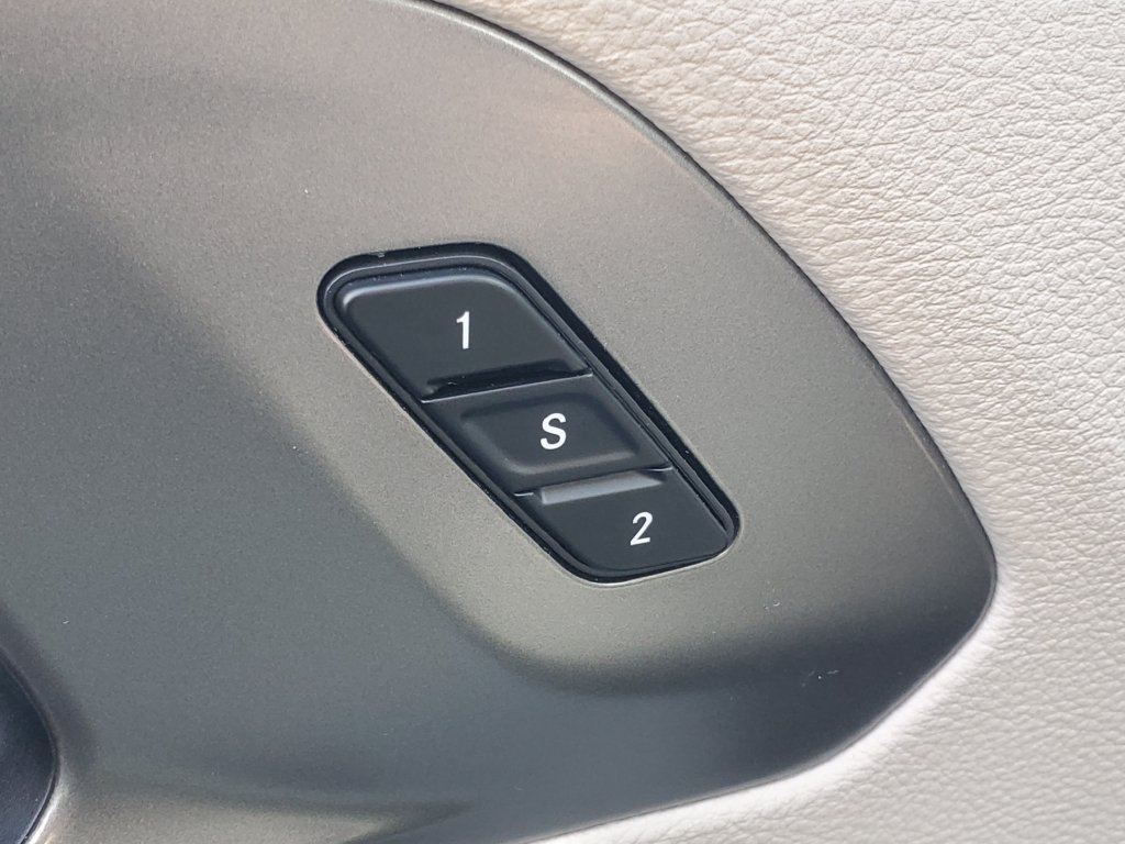 Used 2024 Chrysler Pacifica Touring-L FWD image 9