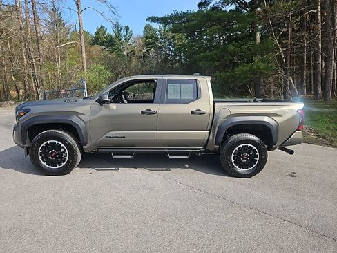 Used 2025 Toyota Tacoma TRD Off-Road w/ TRD Off Road Premium Package AWD/4WD image 2