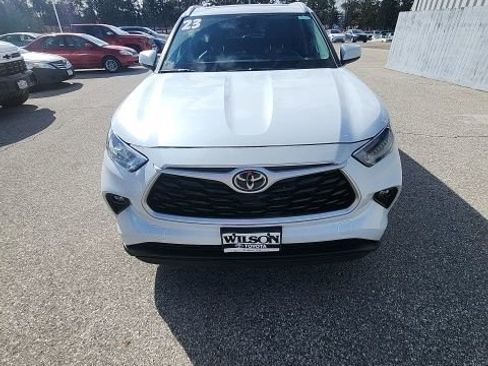Used 2023 Toyota Highlander XLE image 2