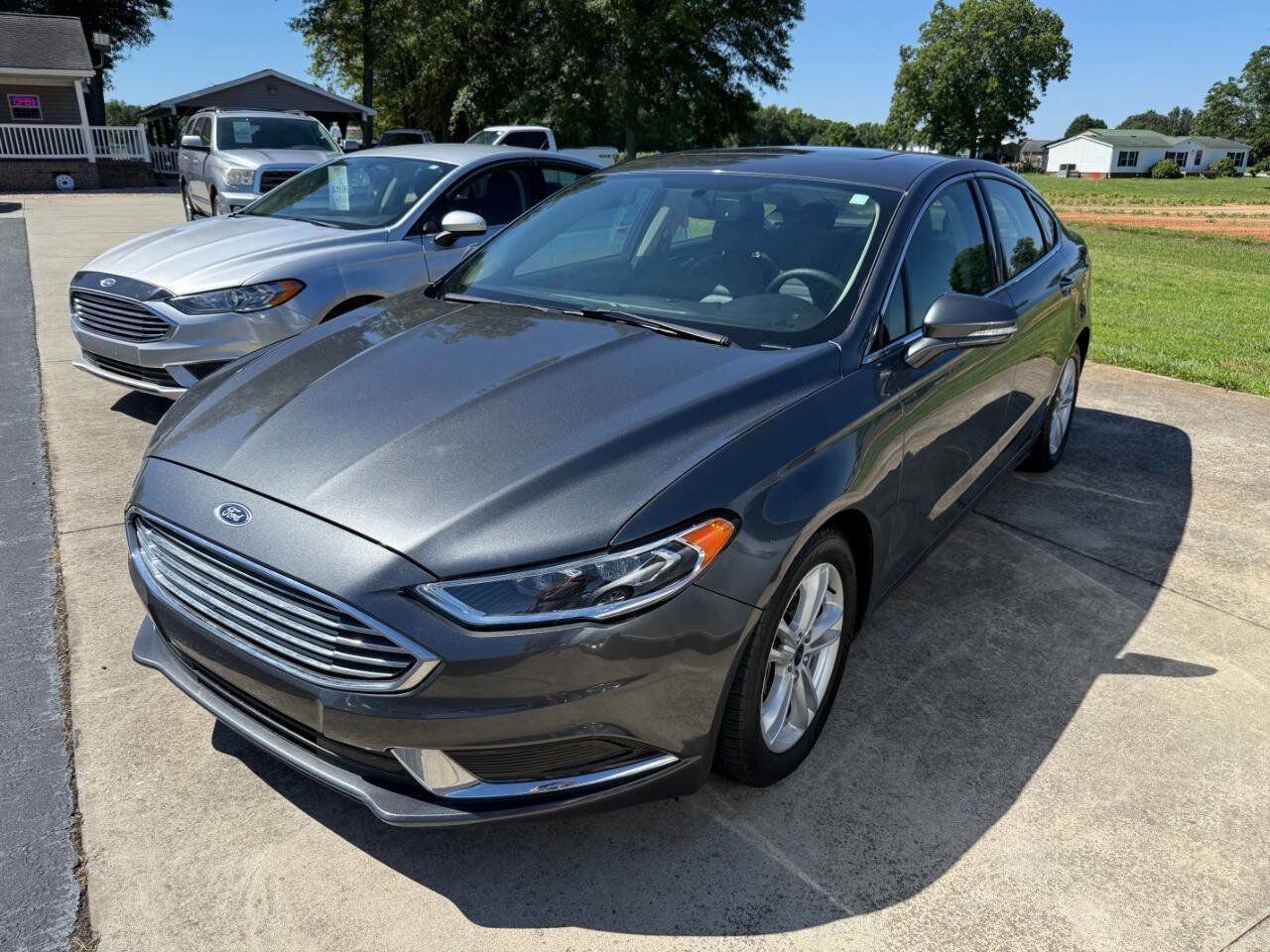 Used 2018 Ford Fusion SE w/ Fusion SE Technology Package FWD image 1
