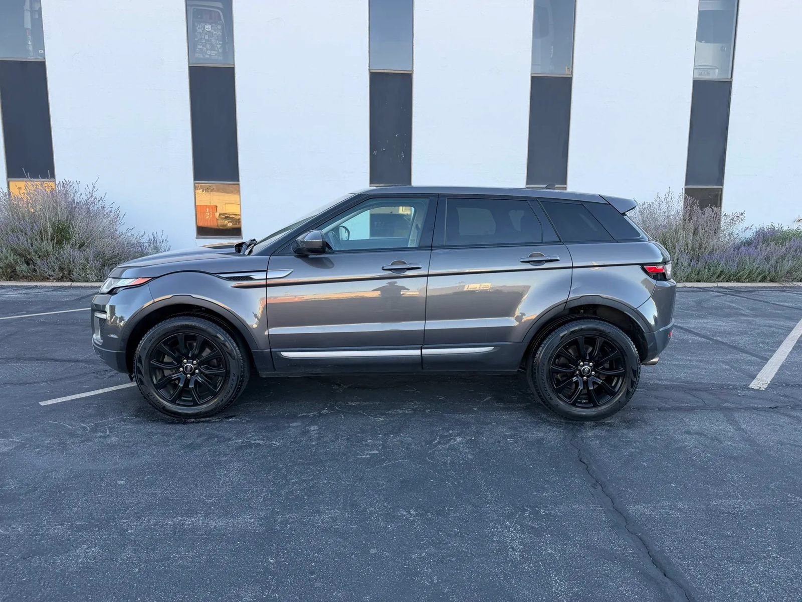 Used 2016 Land Rover Range Rover Evoque SE AWD/4WD image 2